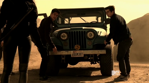 teen wolf season 4 episode 1 broken jeep :(
