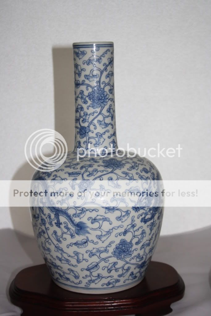 GOOD CHINESE BLUE AND WHITE VASE  