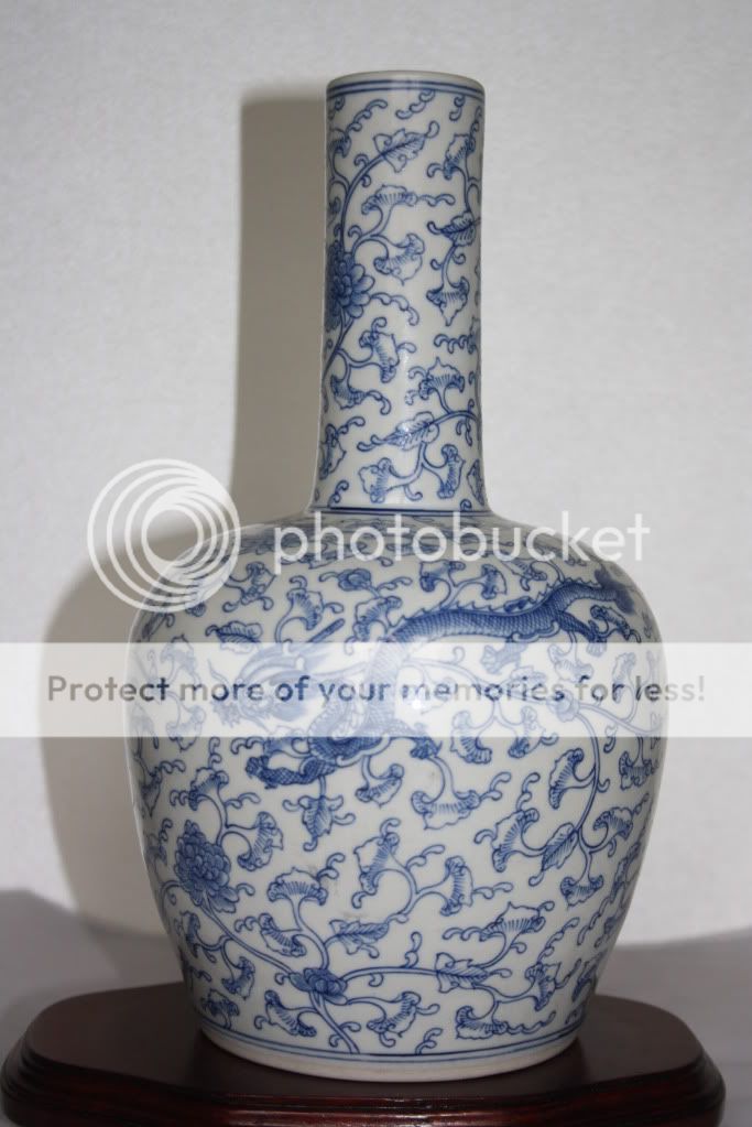 GOOD CHINESE BLUE AND WHITE VASE  